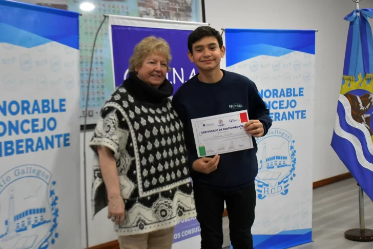  Los jóvenes recibieron certificados por su participación. Foto: José Silva/La Opinión Austral