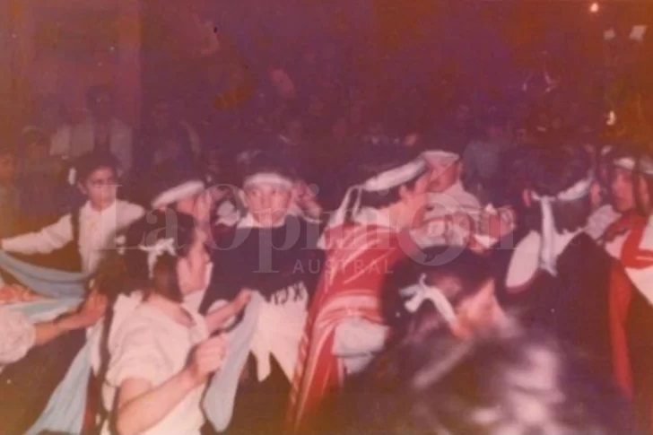 Roberto-Diomeda-en-una-pena-folcklorica-que-se-organizaba-en-El-Calafate-a-principios-de-los-80-728x485