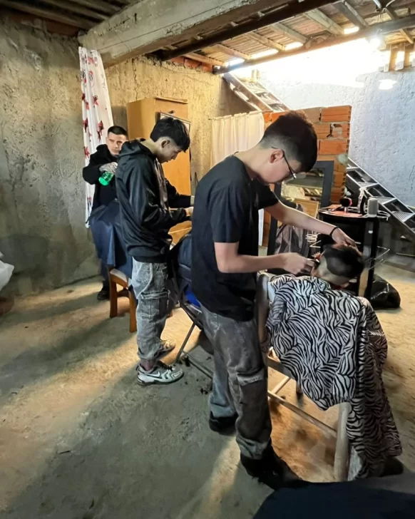 Cortes de pelo, talleres y asesoramiento jurídico en el barrio Bicentenario