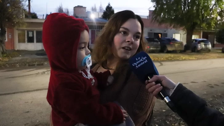  Celeste, joven madre de Río Gallegos asistió con su pequeño hijo: 