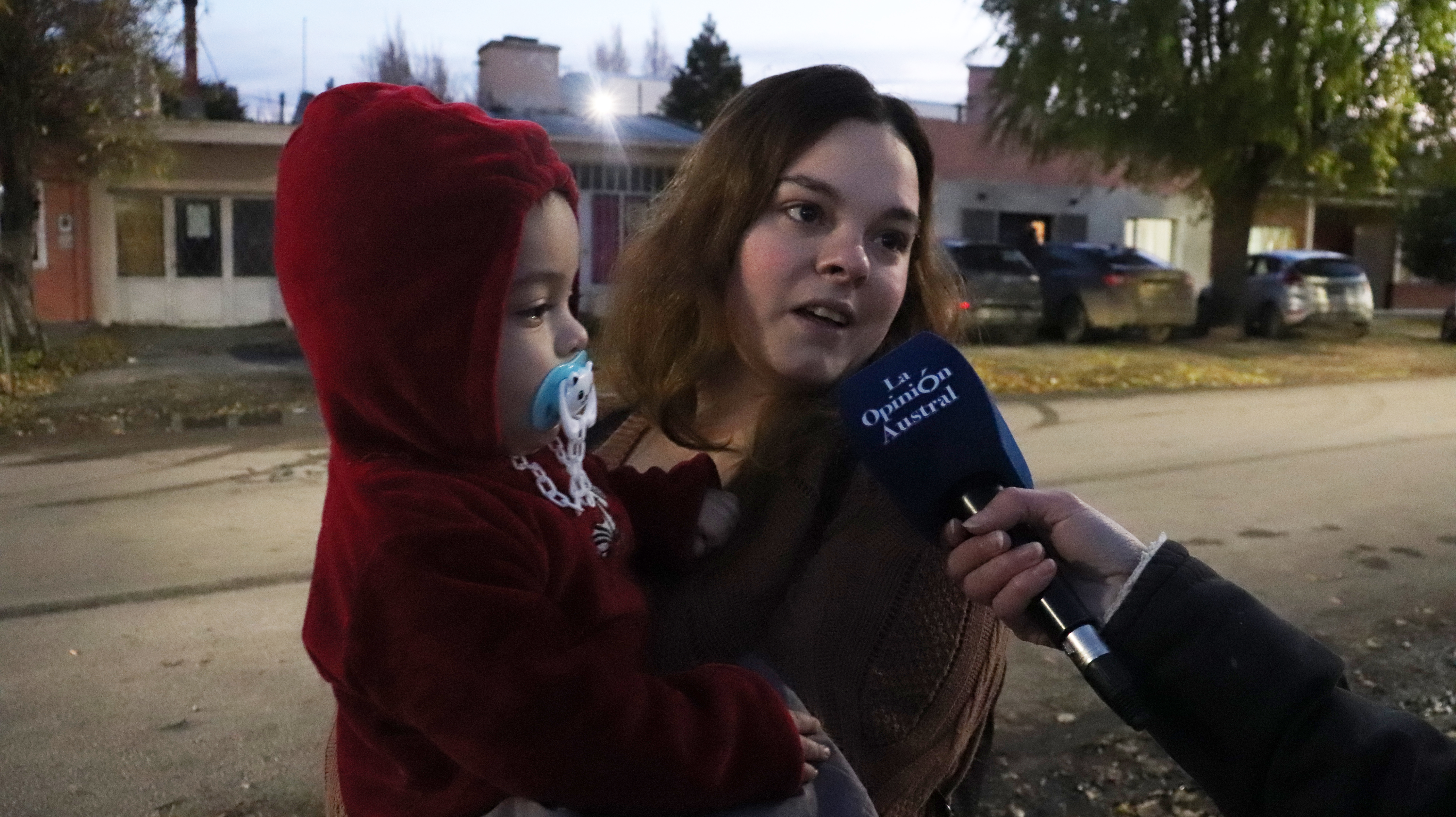  Celeste, joven madre de Río Gallegos asistió con su pequeño hijo: 