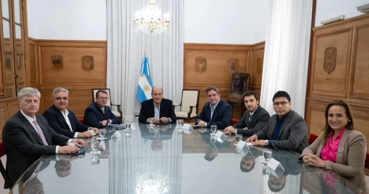  De izq. a der.: Sergio Ziliotto, gobernador de La Pampa; Raúl Jalil, gobernador de Catamarca; Carlos Guberman, secretario de Hacienda; Guillermo Francos, jefe de Gabinete; Lisandro Catalán, vicejefe de Gabinete; Ignacio Torres, gobernador de Chubut; Claudio Vidal, gobernador de Santa Cruz y Myrian Prunotto, vicegobernadora de Córdoba.