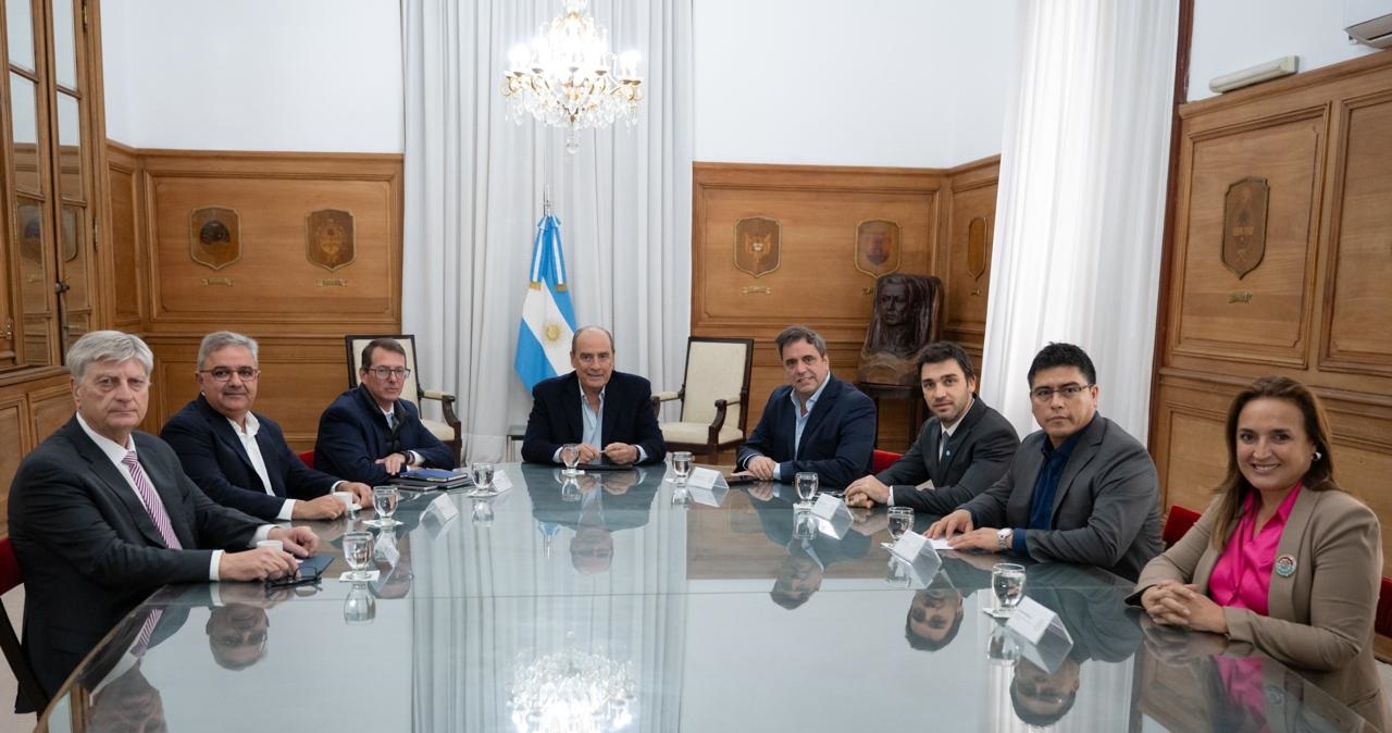 De izq. a der.: Sergio Ziliotto, gobernador de La Pampa; Raúl Jalil, gobernador de Catamarca; Carlos Guberman, secretario de Hacienda; Guillermo Francos, jefe de Gabinete; Lisandro Catalán, vicejefe de Gabinete; Ignacio Torres, gobernador de Chubut; Claudio Vidal, gobernador de Santa Cruz y Myrian Prunotto, vicegobernadora de Córdoba.
