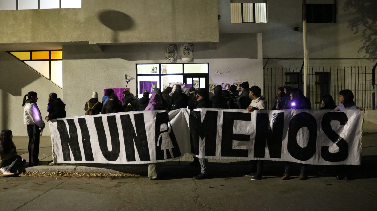 La marcha llegó hasta el Juzgado de Instrucción Penal. (FOTO: TAMARA MORENO/LA OPINIÓN AUSTRAL).