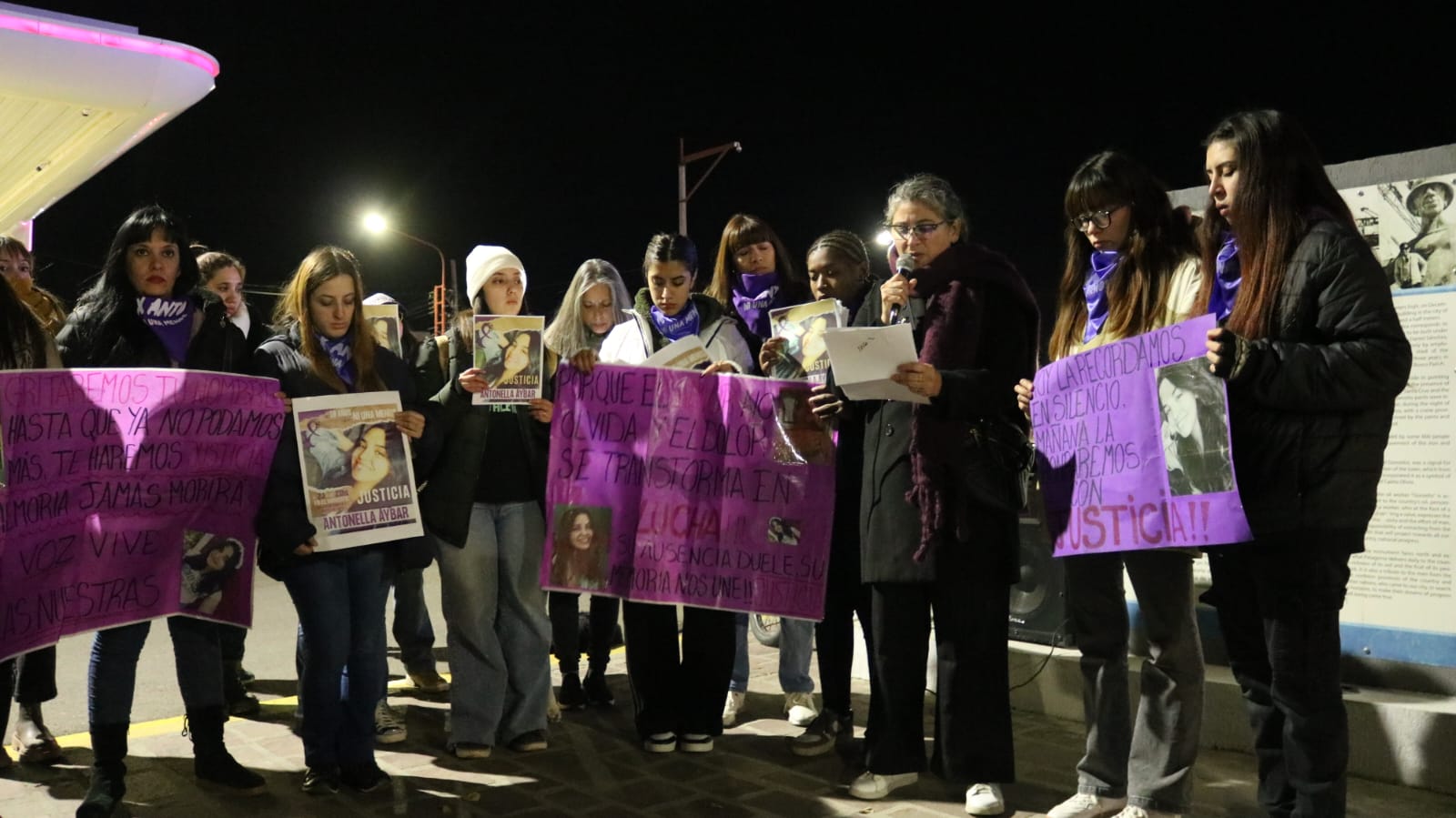 La docente Lucrecia Sotelo hizo lectura de cartas. (FOTO: TAMARA MORENO/LA OPINIÓN AUSTRAL).
