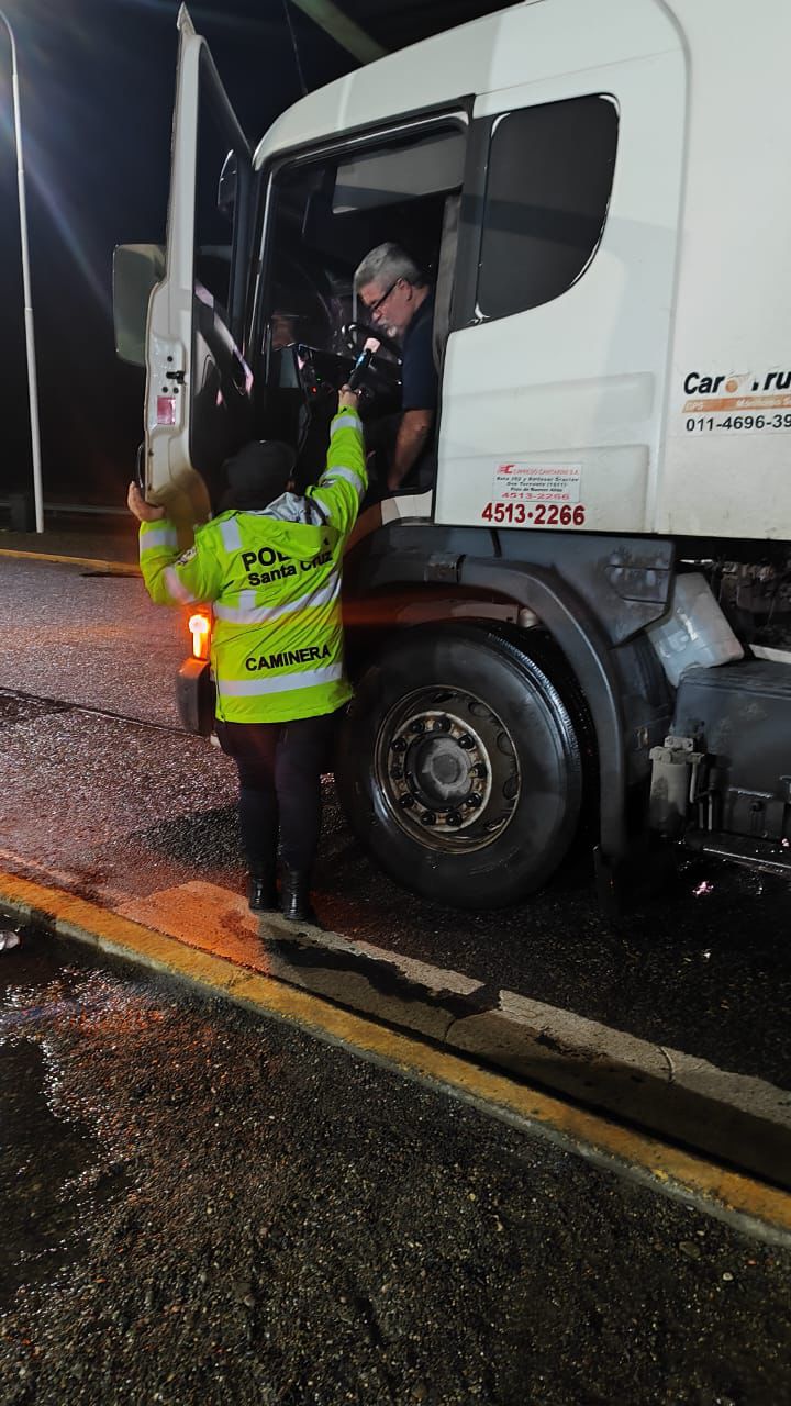  Un transportista siendo sometido al alcotest. (FOTO: POLICÍA SANTA CRUZ)