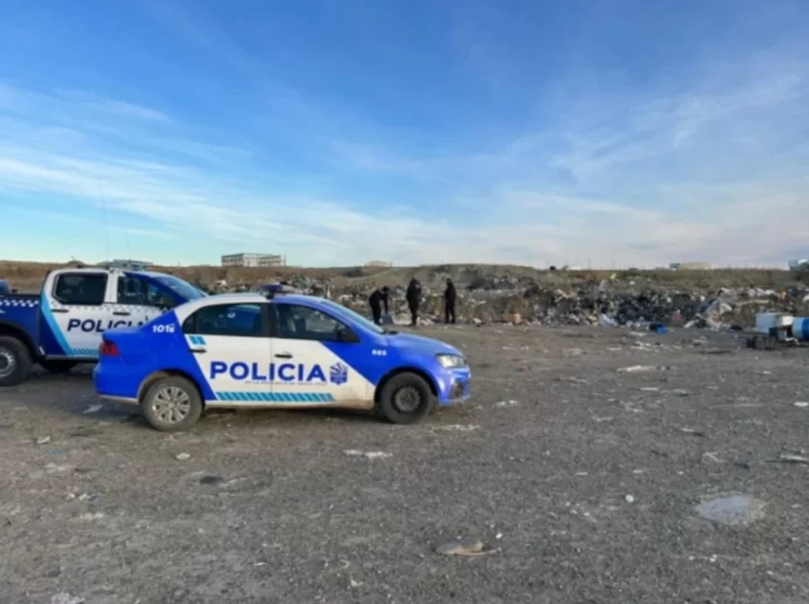 Móviles policiales en el basural de Caleta Olivia. Móviles policiales en el basural de Caleta Olivia.