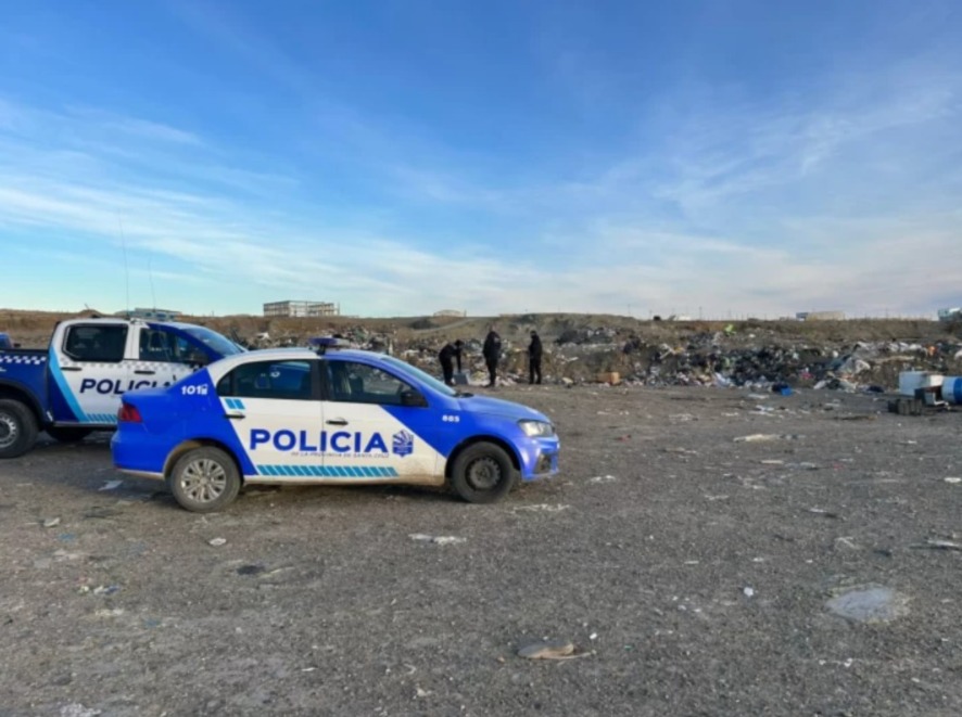  Móviles policiales en el basural de Caleta Olivia.