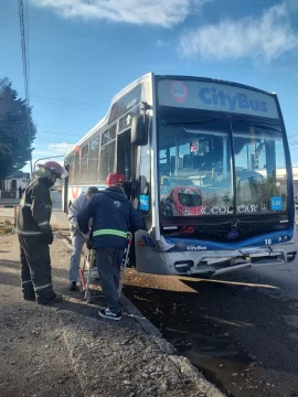 Colectivo chocó con un auto en pleno centro de Río Gallegos: cinco personas heridas