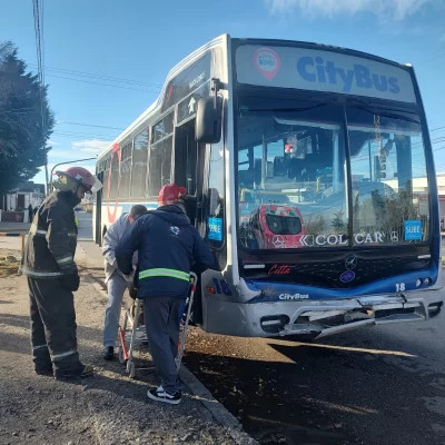 Colectivo chocó con un auto en pleno centro de Río Gallegos: cinco personas heridas