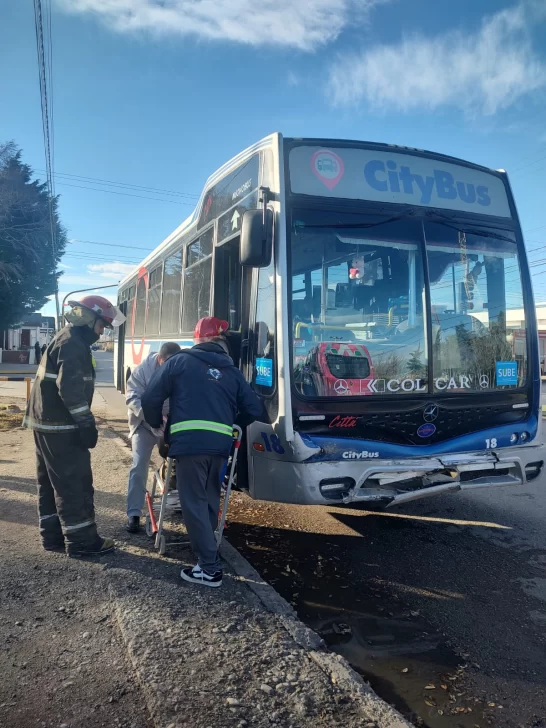 Colectivo chocó con un auto en pleno centro de Río Gallegos: cinco personas heridas