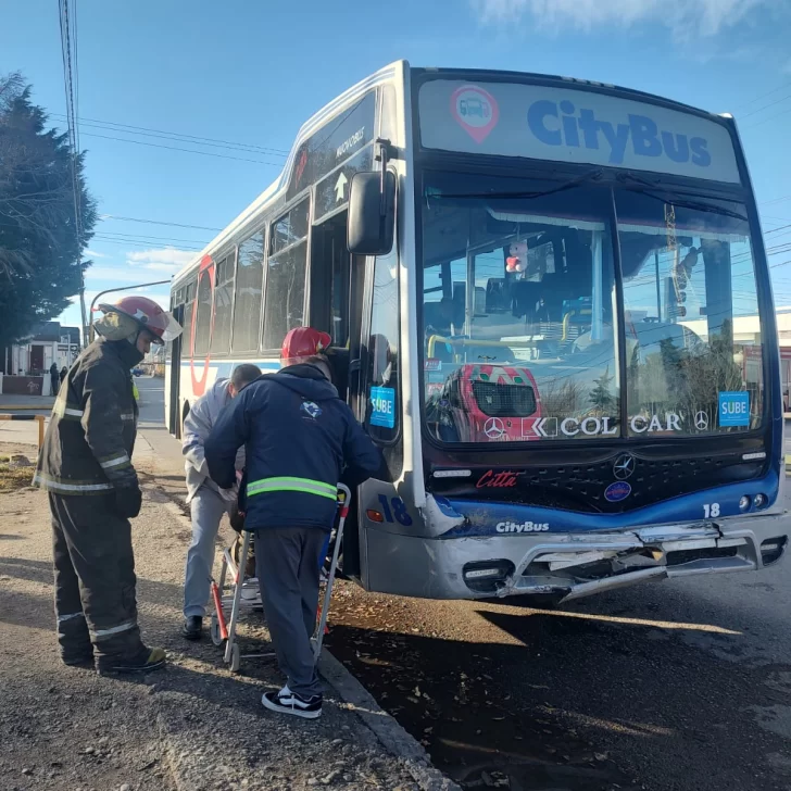 Colectivo chocó con un auto en pleno centro de Río Gallegos: cinco personas heridas