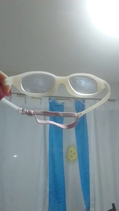  Mientras llegaban los lentes nuevos, la nena estuvo usando su primer par que tenía desde bebé.