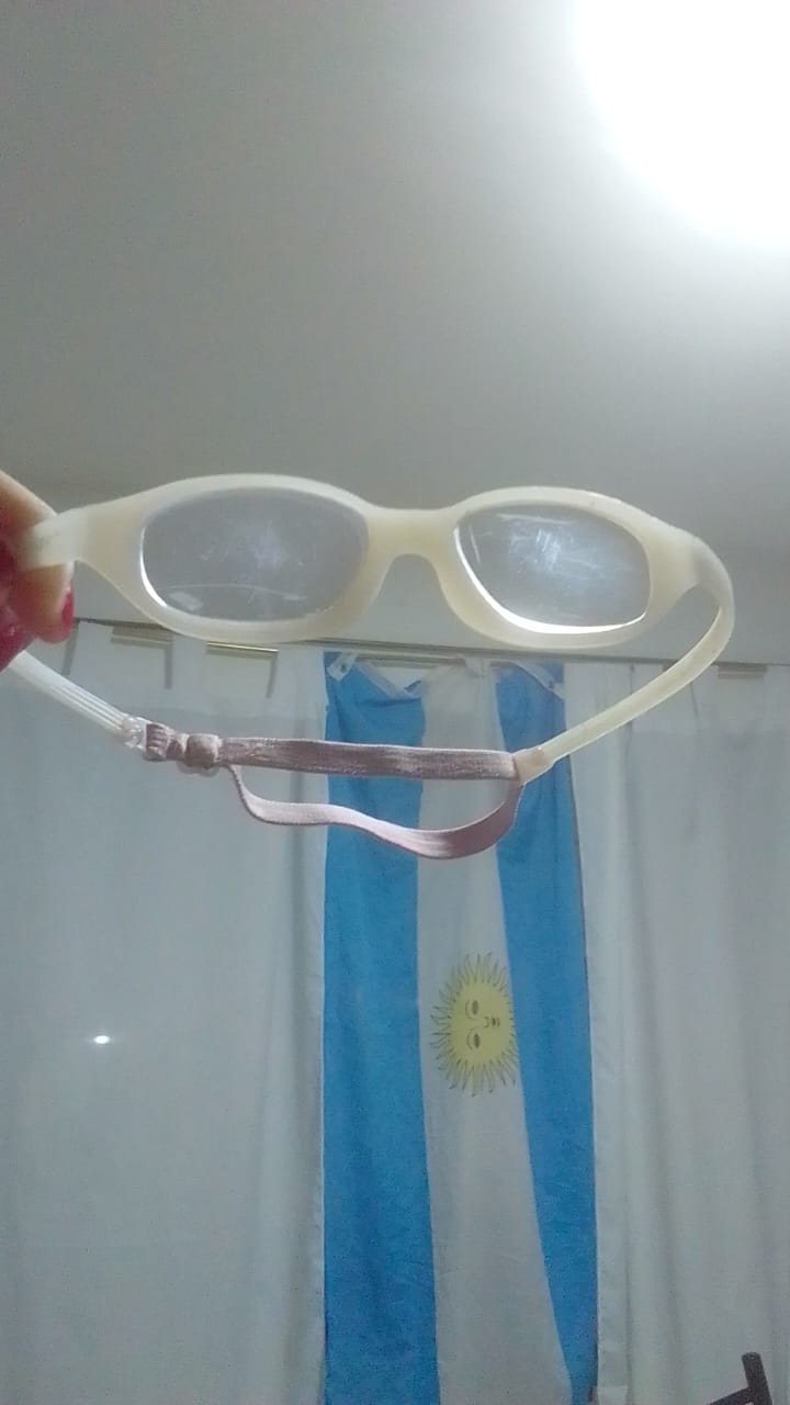  Mientras llegaban los lentes nuevos, la nena estuvo usando su primer par que tenía desde bebé.