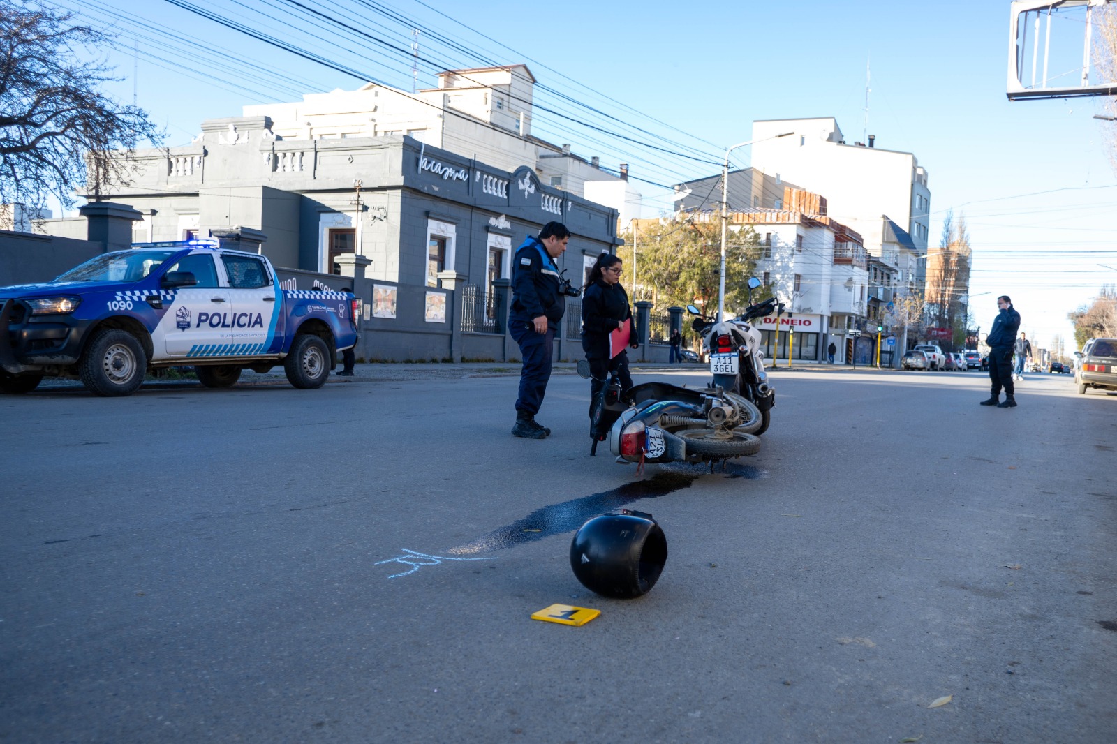  Efectivos junto a los rodados. (FOTO: LEANDRO FRANCO/LA OPINIÓN AUSTRAL)
