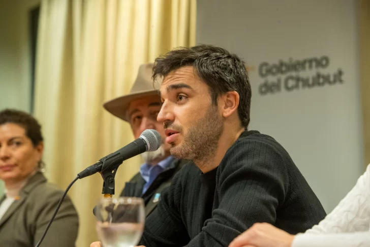  Nacho Torres, en el acto. Atrás, el intendente Macharashvili y la diputada Romero.