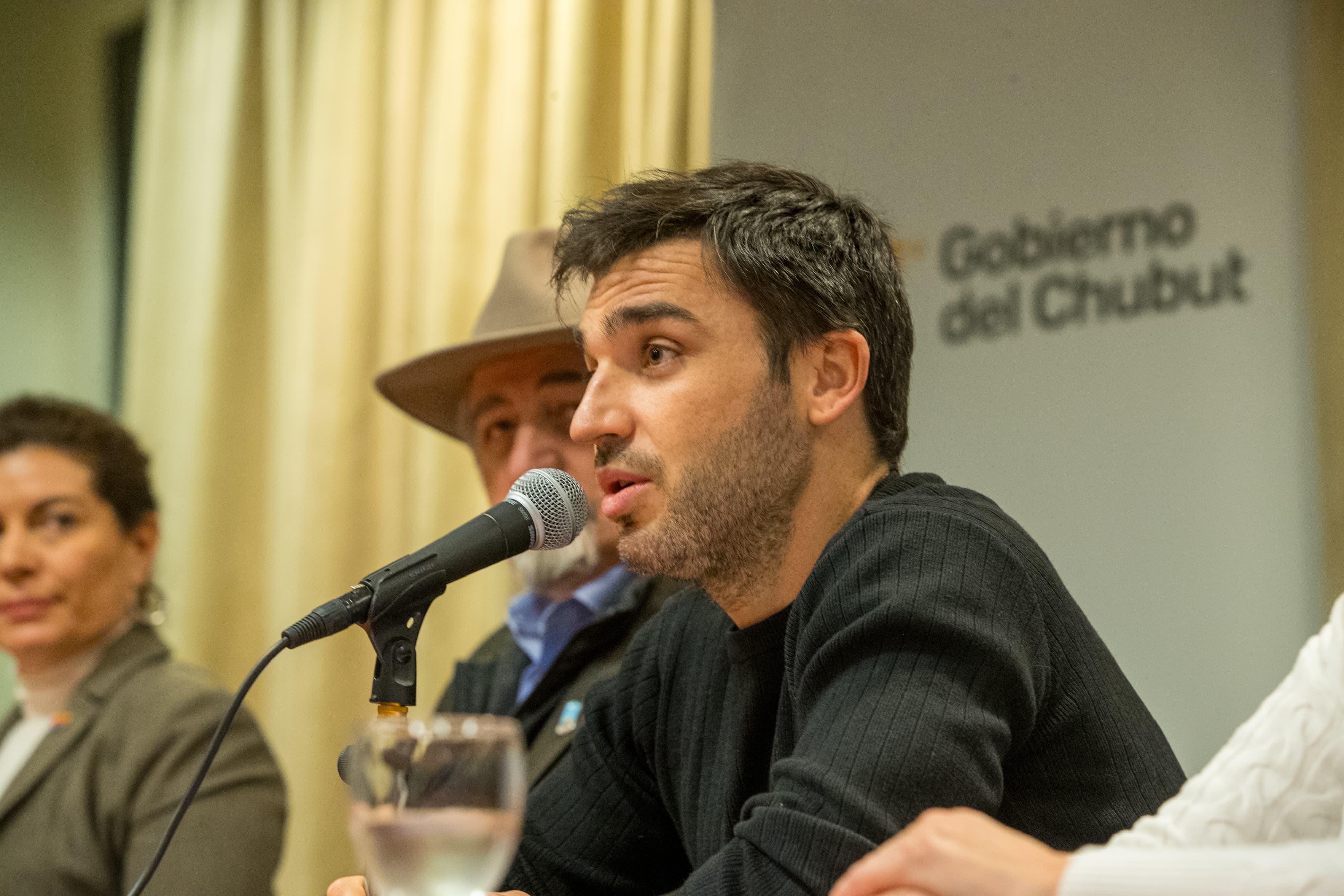  Nacho Torres, en el acto. Atrás, el intendente Macharashvili y la diputada Romero.