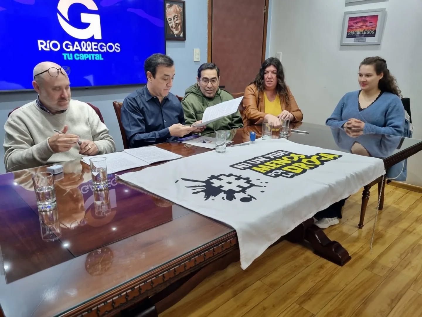  Pablo Grasso y Julia Chalub encabezaron la firma del acuerdo, junto a Silvio Rotman y Mariana Trinidad, y el veterano de guerra, Fernando Alturria.