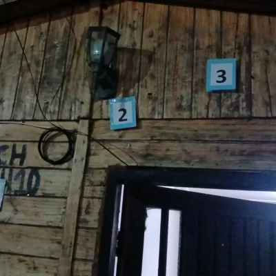 Mujer dormía junto a su hijo de 6 años y le atacaron la casa con piedras y balas