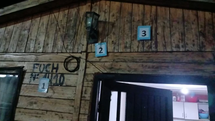 Mujer dormía junto a su hijo de 6 años y le atacaron la casa con piedras y balas