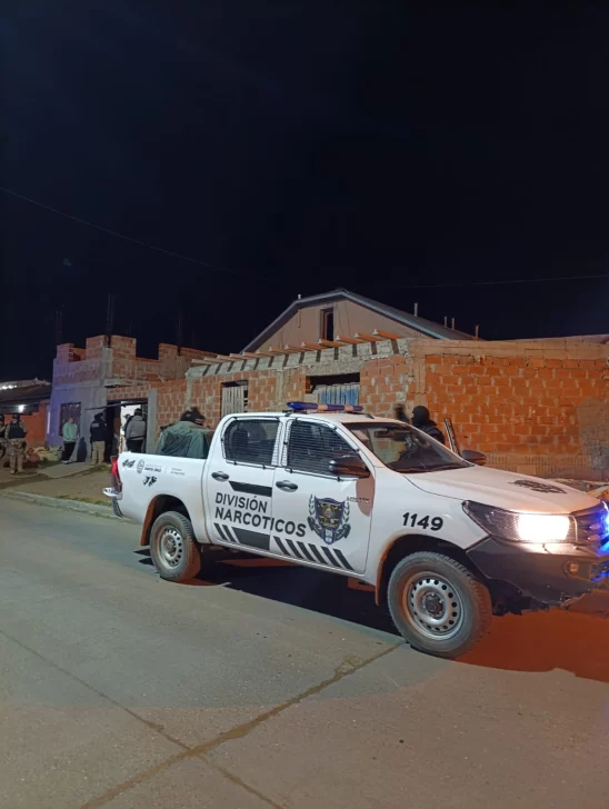 Móvil policial en el lugar del allanamiento. (FOTO: POLICÍA DE SANTA CRUZ). Móvil policial en el lugar del allanamiento. (FOTO: POLICÍA DE SANTA CRUZ).
