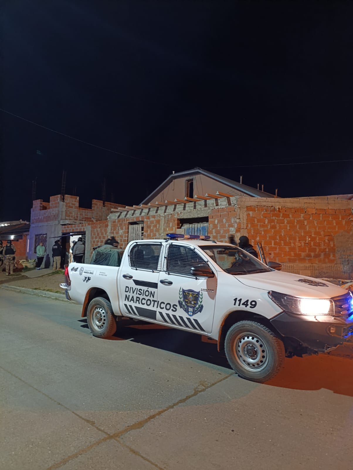  Móvil policial en el lugar del allanamiento. (FOTO: POLICÍA DE SANTA CRUZ).