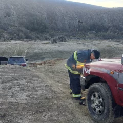 Rescatan una camioneta atrapada en un zanjón a pocos kilómetros de Puerto Deseado