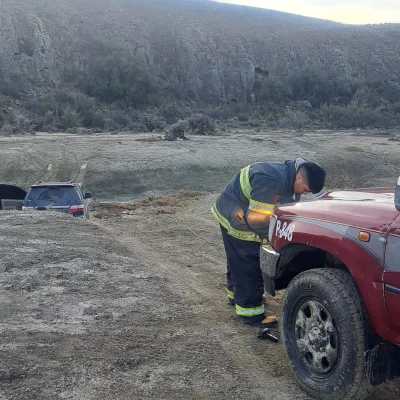 Rescatan una camioneta atrapada en un zanjón a pocos kilómetros de Puerto Deseado
