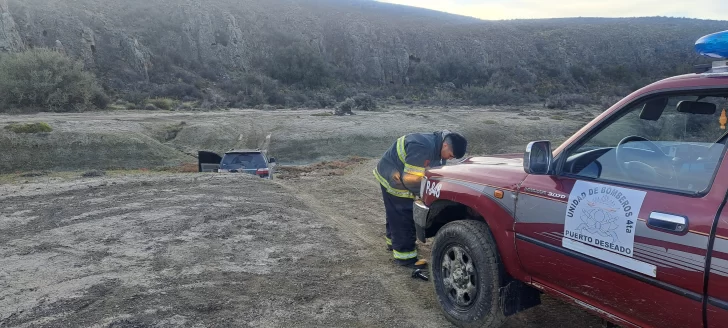 Rescatan una camioneta atrapada en un zanjón a pocos kilómetros de Puerto Deseado