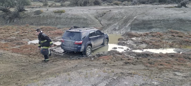 Rescatan una camioneta atrapada en un zanjón a pocos kilómetros de Puerto Deseado Rescatan una camioneta atrapada en un zanjón a pocos kilómetros de Puerto Deseado