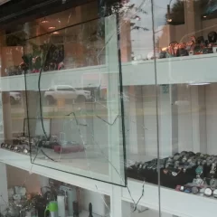 Investigan hecho de daños y presunto robo en una joyería ubicado en pleno centro de Caleta Olivia