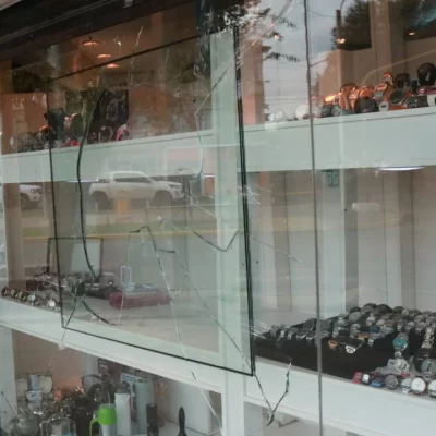 Investigan hecho de daños y presunto robo en una joyería ubicado en pleno centro de Caleta Olivia