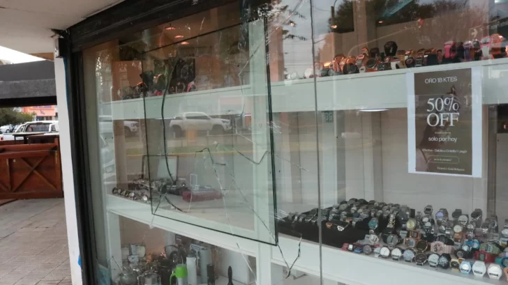 Investigan hecho de daños y presunto robo en una joyería ubicado en pleno centro de Caleta Olivia