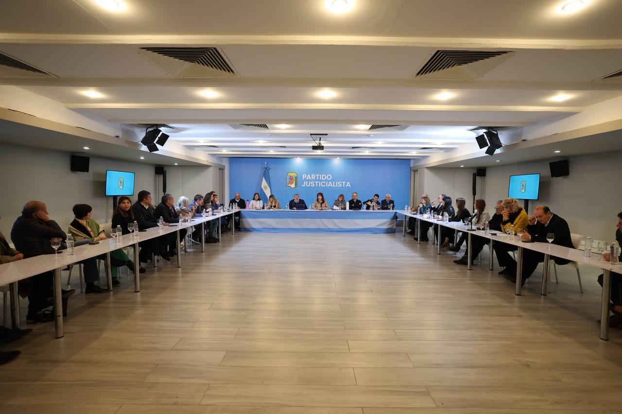 Cristina Kirchner se reunió con senadores del PJ a la espera del fallo de la Corte Suprema