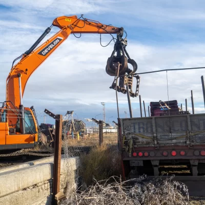 Avanza la remoción de chatarra de YCRT en la costanera de Río Gallegos