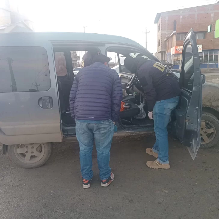 Agentes requisando un vehículo en busca de elementos de interés. (FOTO: POLICÍA SANTA CRUZ) Agentes requisando un vehículo en busca de elementos de interés. (FOTO: POLICÍA SANTA CRUZ)
