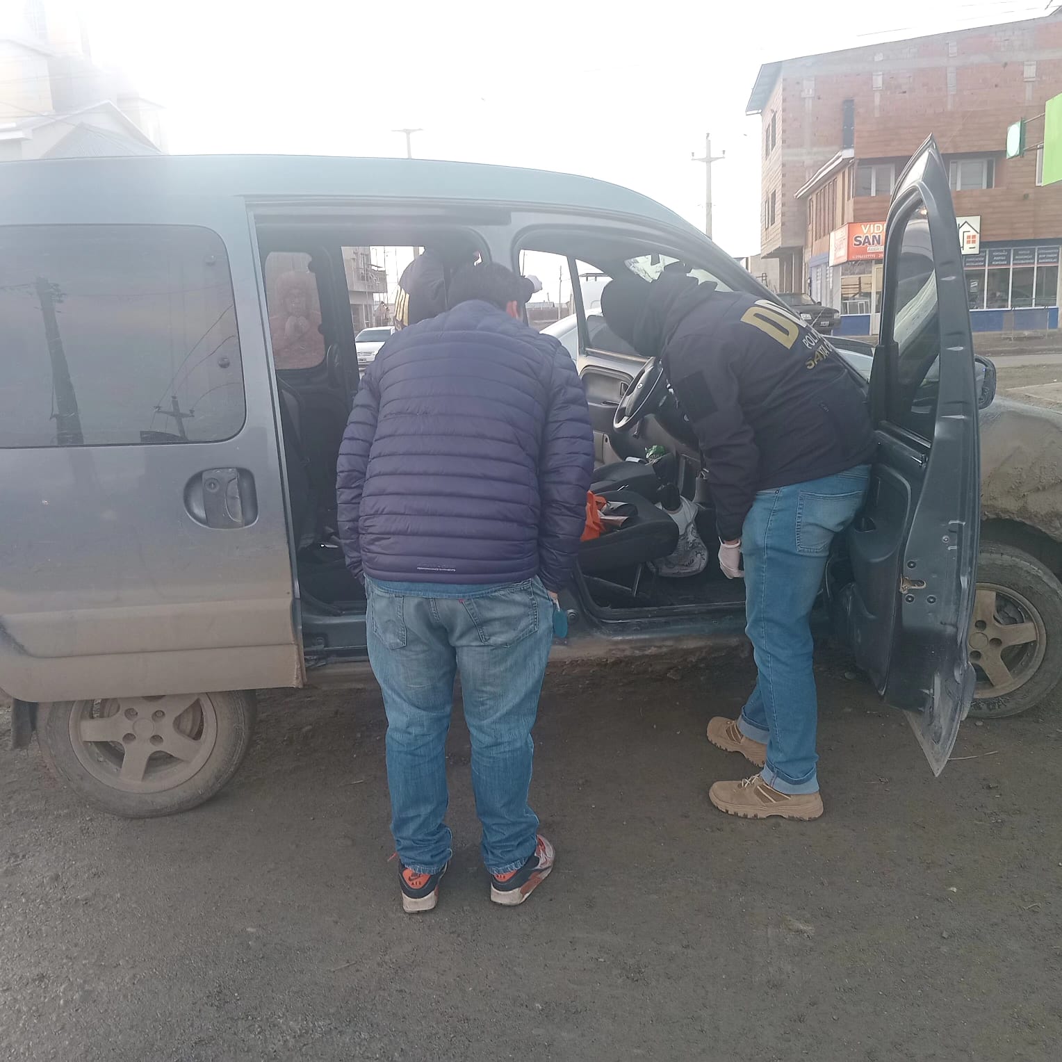  Agentes requisando un vehículo en busca de elementos de interés. (FOTO: POLICÍA SANTA CRUZ)