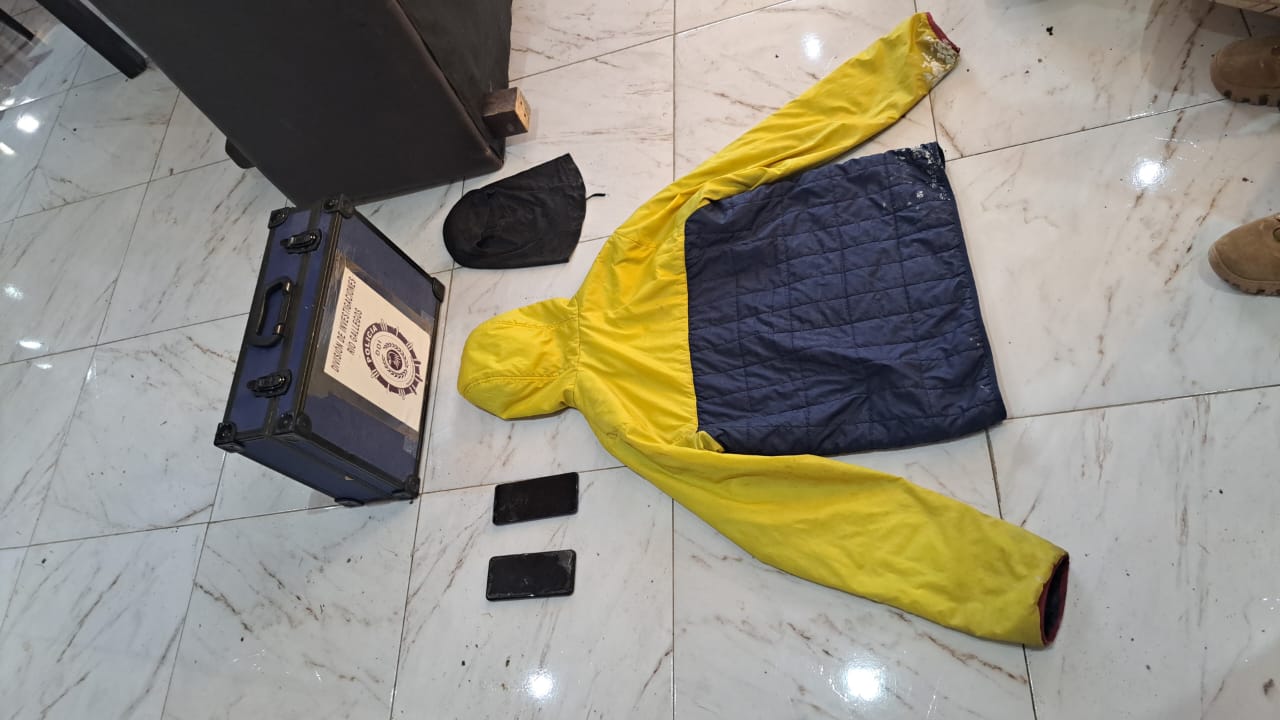  Prendas de vestir que coincidirían con las usadas por los delincuentes al momento del robo. (FOTO: POLICÍA SANTA CRUZ)