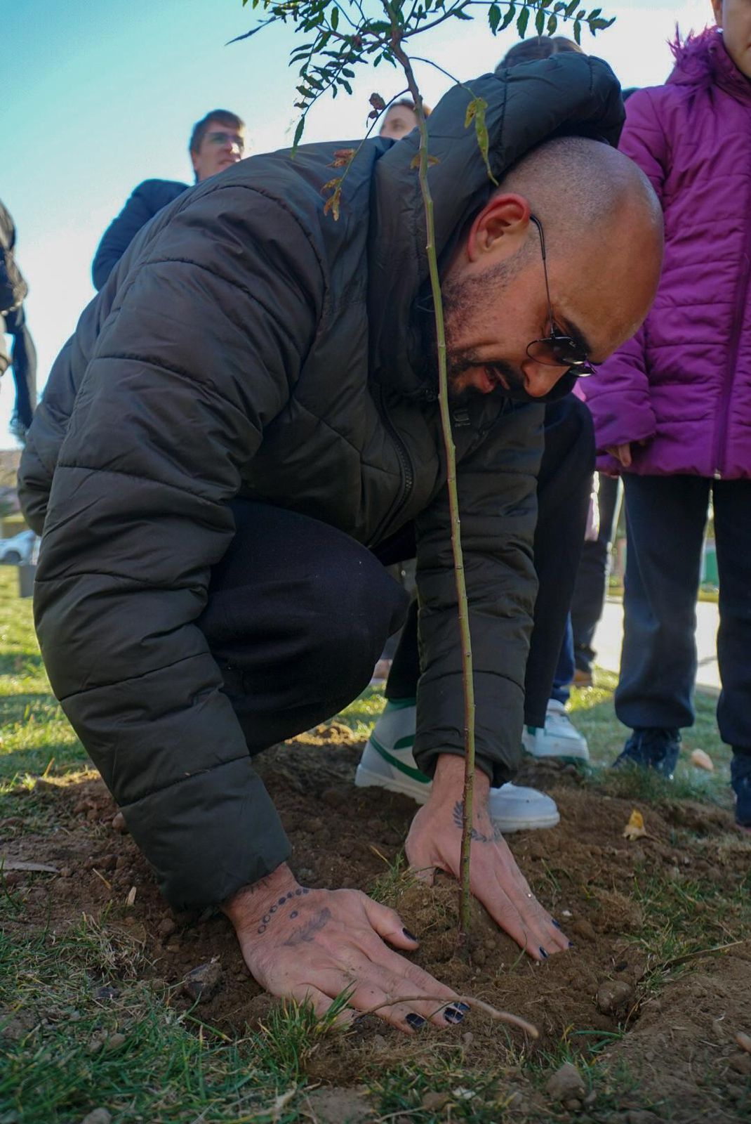 Abel Pintos continúa recorriendo el país con su música: plantó árboles con niños, en la previa de su show en Comodoro