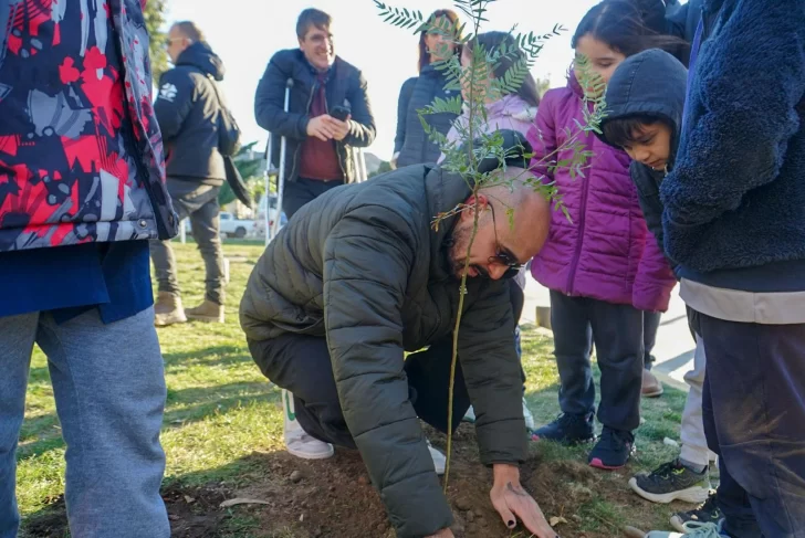 Abel Pintos continúa recorriendo el país con su música: plantó árboles con niños, en la previa de su show en Comodoro