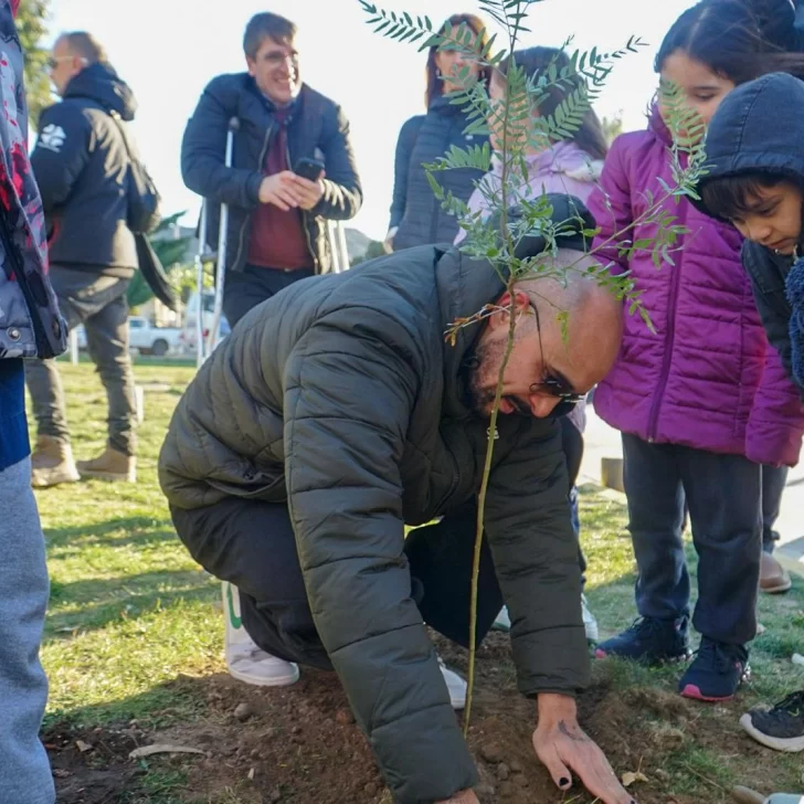 Abel Pintos continúa recorriendo el país con su música: plantó árboles con niños, en la previa de su show en Comodoro