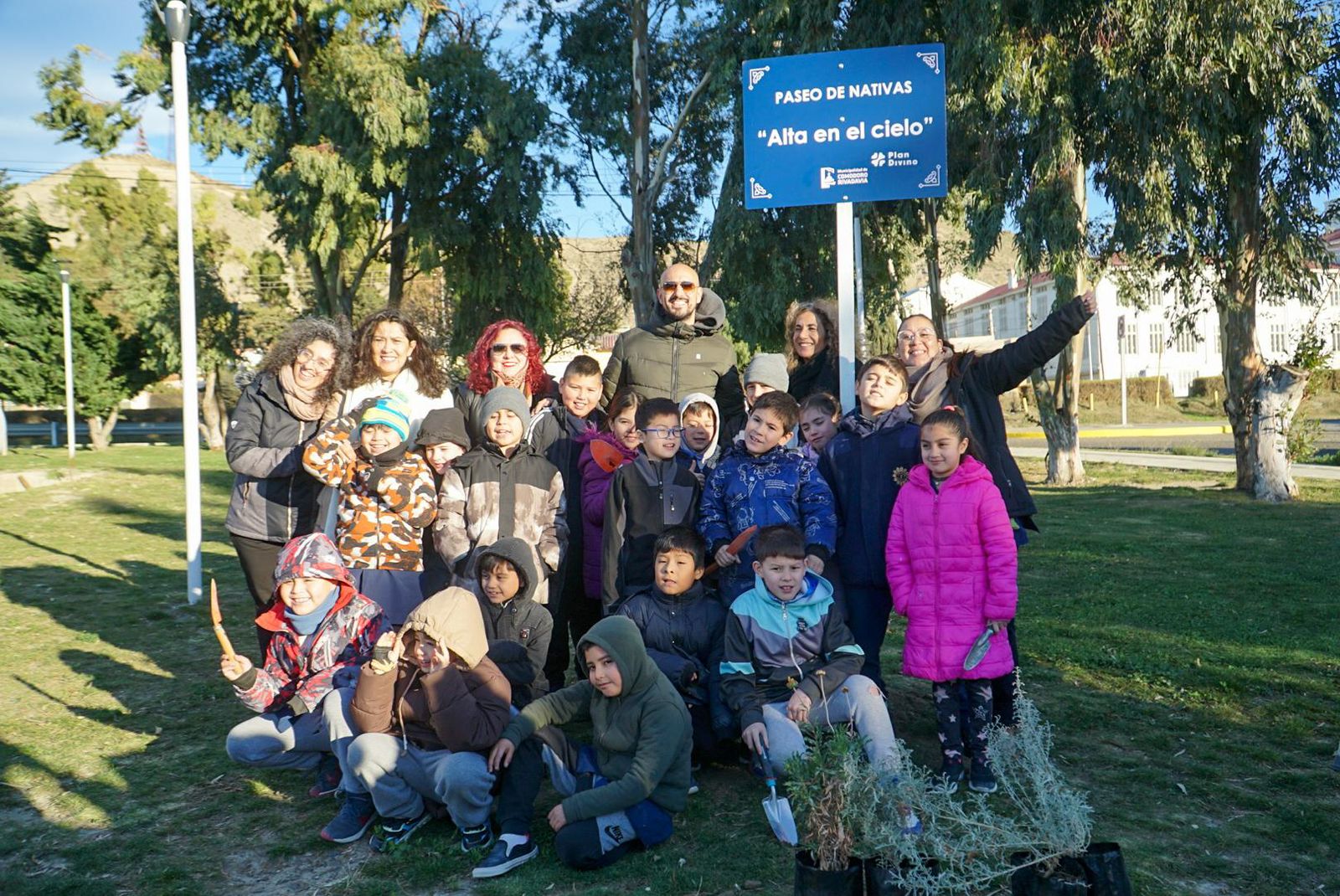 Abel Pintos continúa recorriendo el país con su música: plantó árboles con niños, en la previa de su show en Comodoro