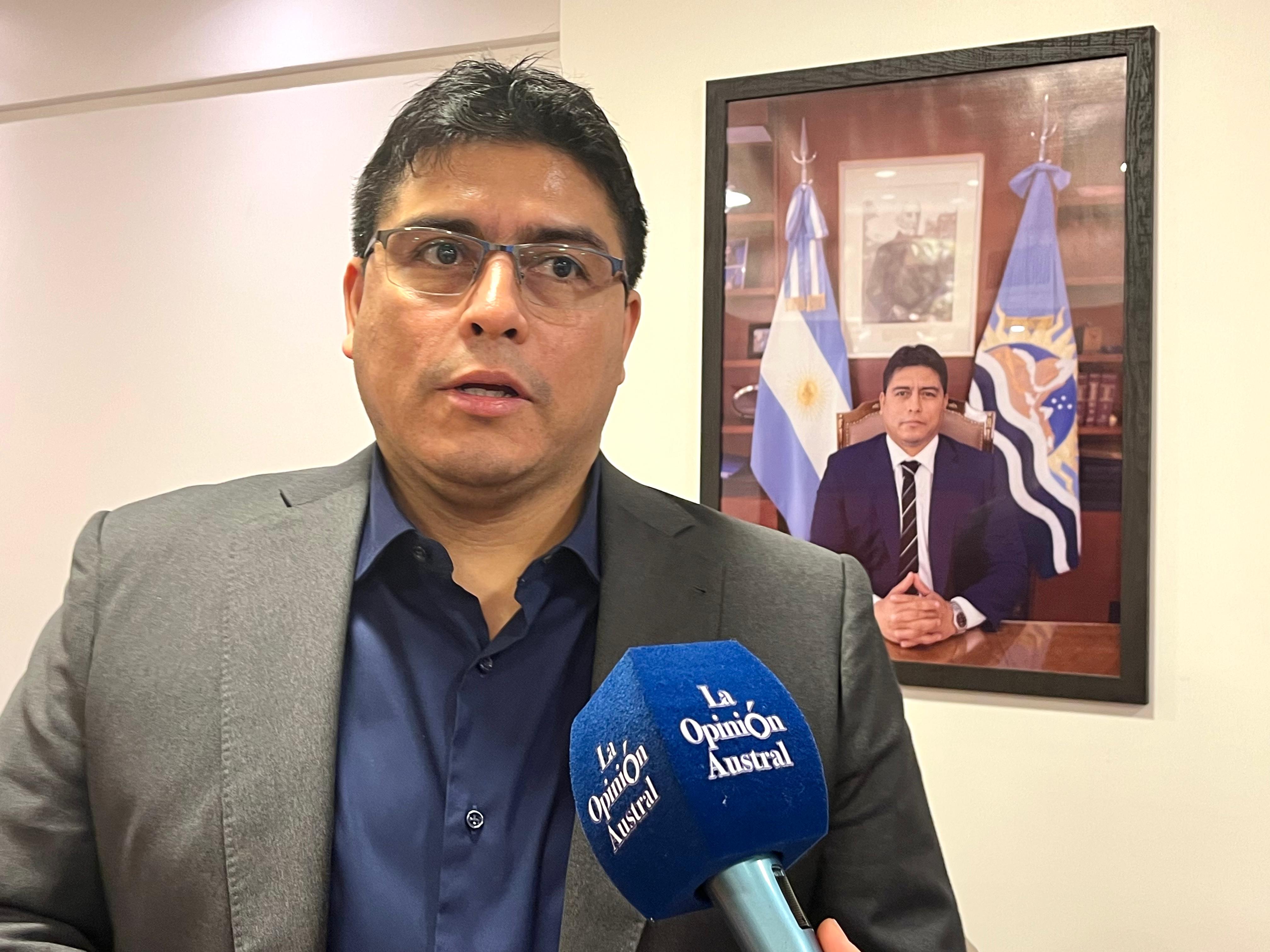  Claudio Vidal, gobernador de Santa Cruz, mano a mano con La Opinión Austral en la Casa de Santa Cruz, en Buenos Aires. FOTO: CAMILA FERRER POSE/LA OPINIÓN AUSTRAL