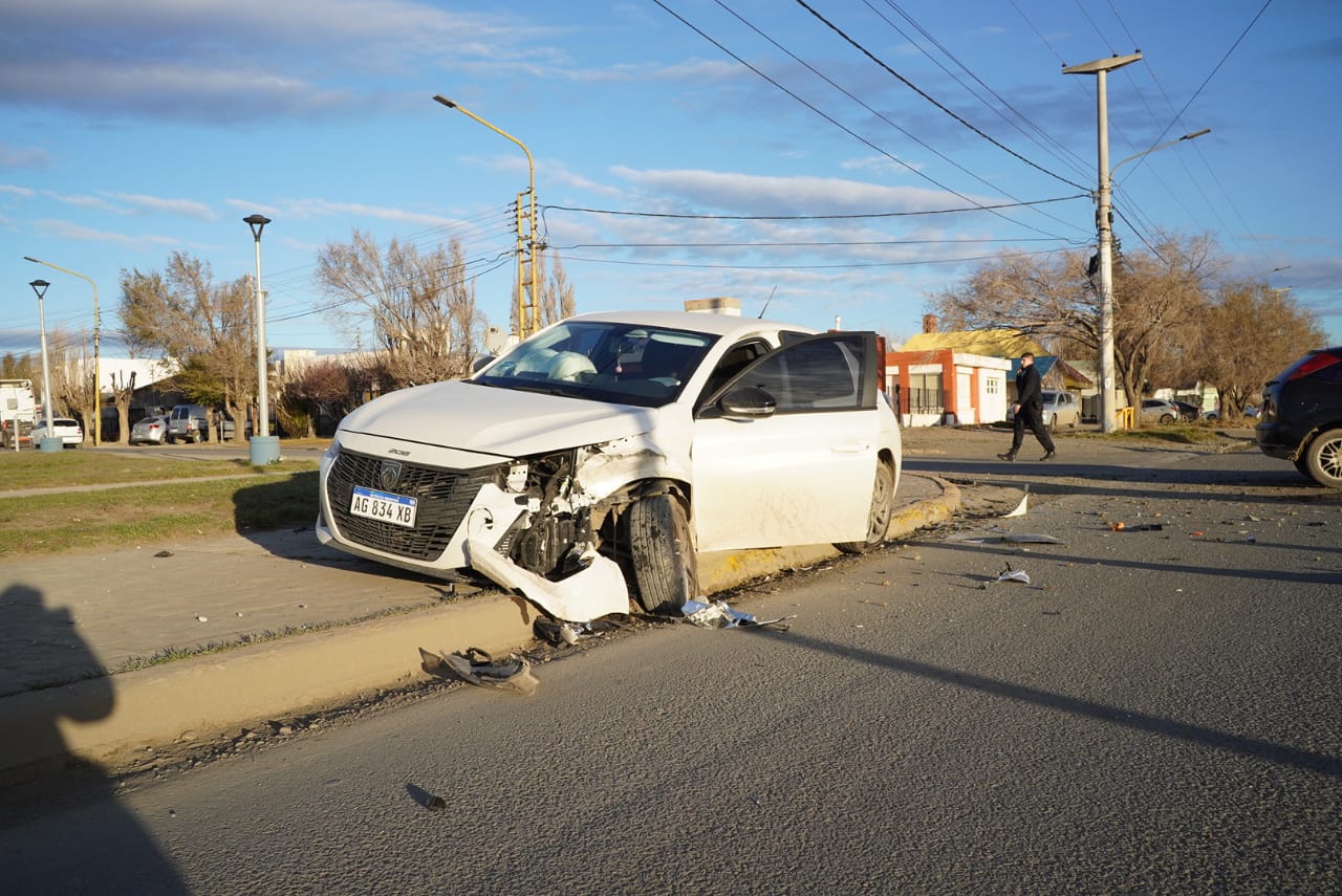  El Peugeot quedó destrozado sobre una vereda. (FOTO: LEANDRO FRANCO/LA OPINIÓN AUSTRAL)