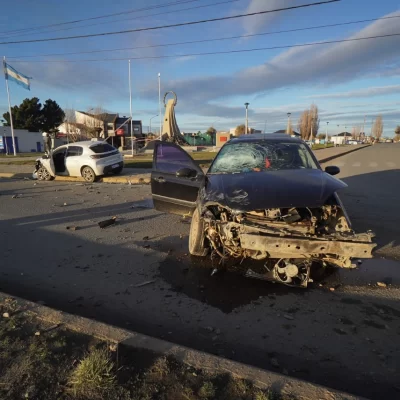 Cuatro personas al hospital tras violento choque en la rotonda Samoré de Río Gallegos