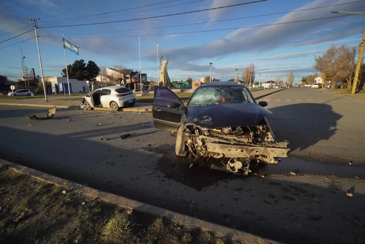 Cuatro personas al hospital tras violento choque en la rotonda Samoré de Río Gallegos