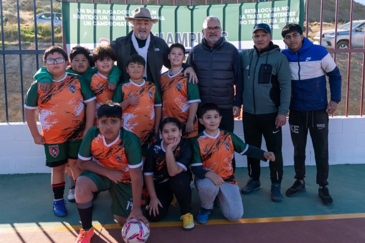 Othar Macharashvili inauguró el playón deportivo de barrio Cerro Solo