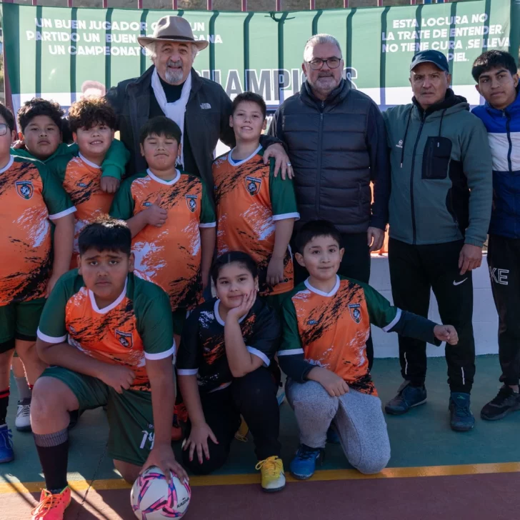 Othar Macharashvili inauguró el playón deportivo de barrio Cerro Solo