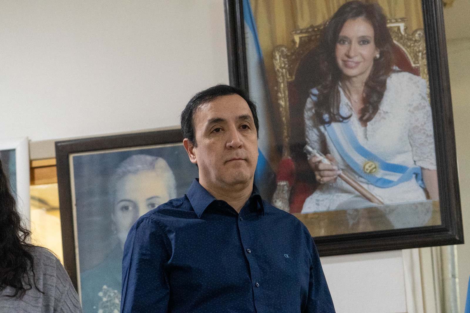  Pablo Grasso y la imagen de Cristina detrás. FOTO: LEANDRO FRANCO/LA OPINIÓN AUSTRAL.