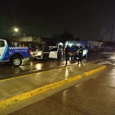 Detuvieron a una pareja armada en Las Heras tras persecución frente a un boliche